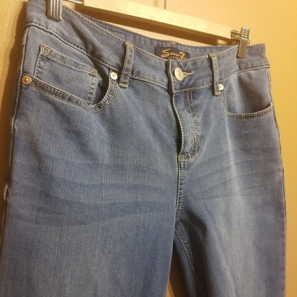 Seven7 Jeans | Light-Washed Cropped Skinny Jeans (Size 8) - Picture 4 of 10